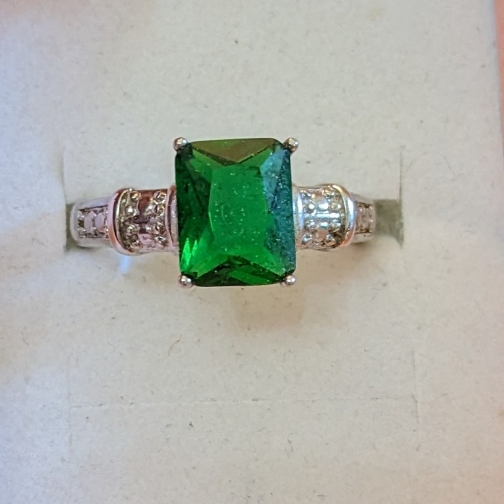 Elegant Silver and Green Gemstone Ring, T1B8G